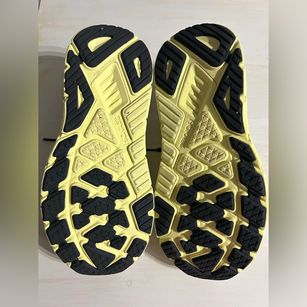 Women's Arahi 7 Sneakers, women’s size 10.5 Wide. Light purple/yellow. - Picture 9 of 11